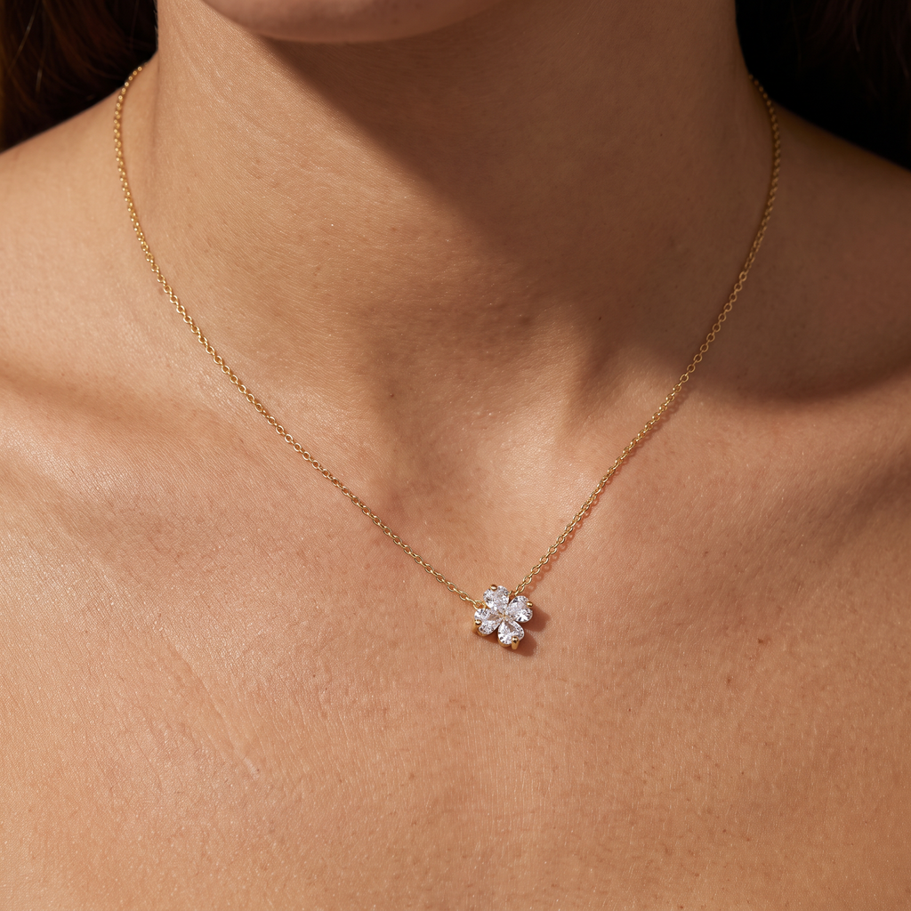Collier trèfle 40 cm, porté, doré