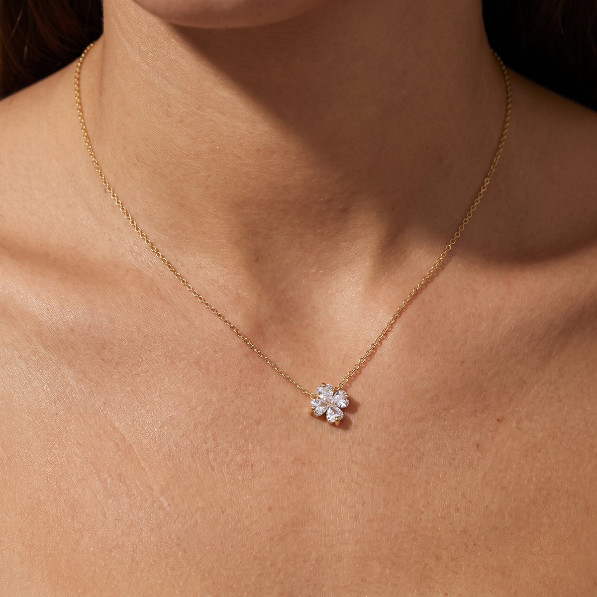 Collier trèfle 40 cm, porté, doré