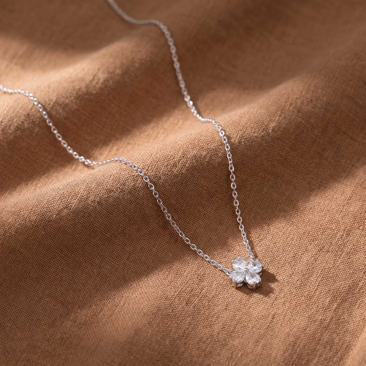 Collier trèfle 40 cm, porté en tenue, argenté