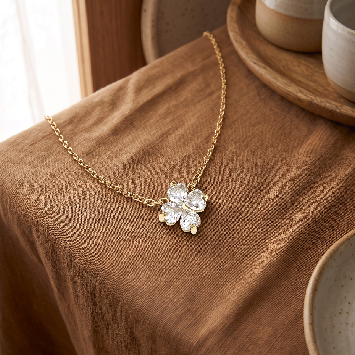 Collier trèfle 40 cm, porté en tenue, doré
