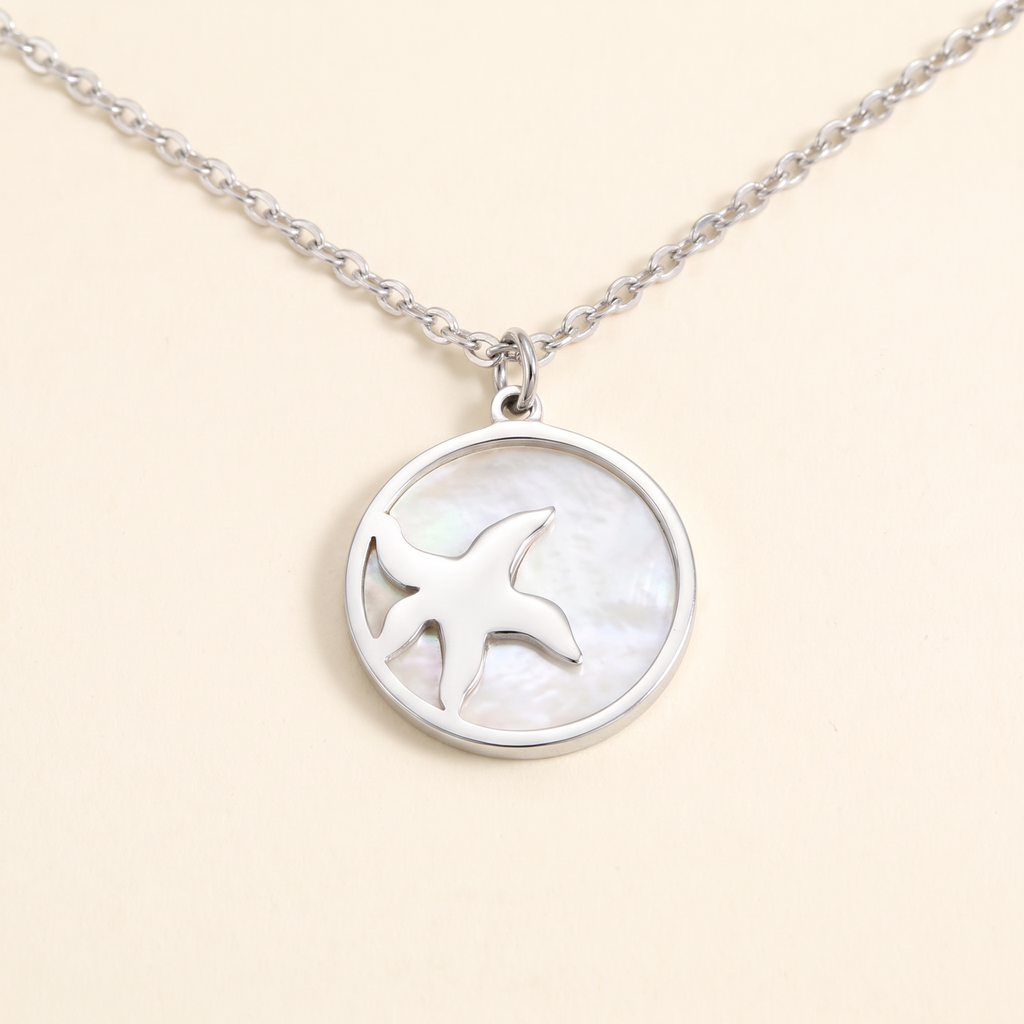 Collier étoile de mer et coquillage à médaillon, détail du motif, argenté