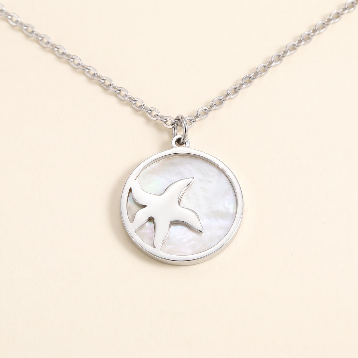 Collier étoile de mer et coquillage à médaillon, détail du motif, argenté