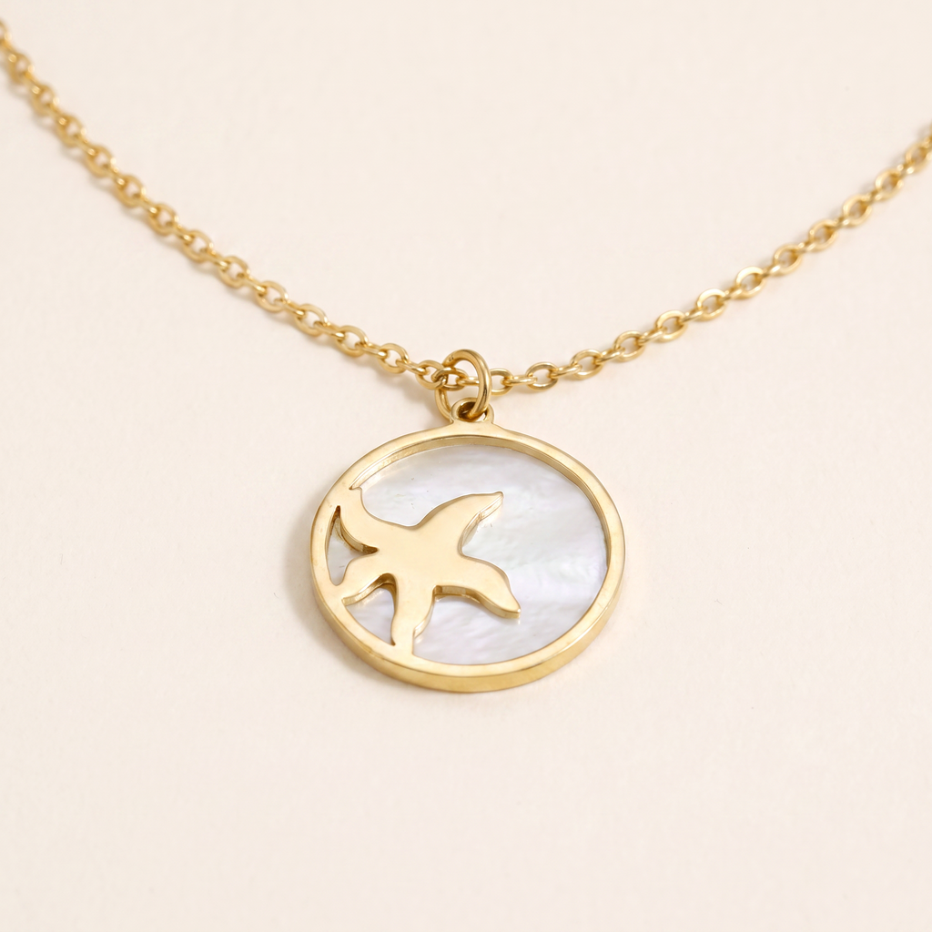 Collier étoile de mer et coquillage à médaillon, détail du motif, doré
