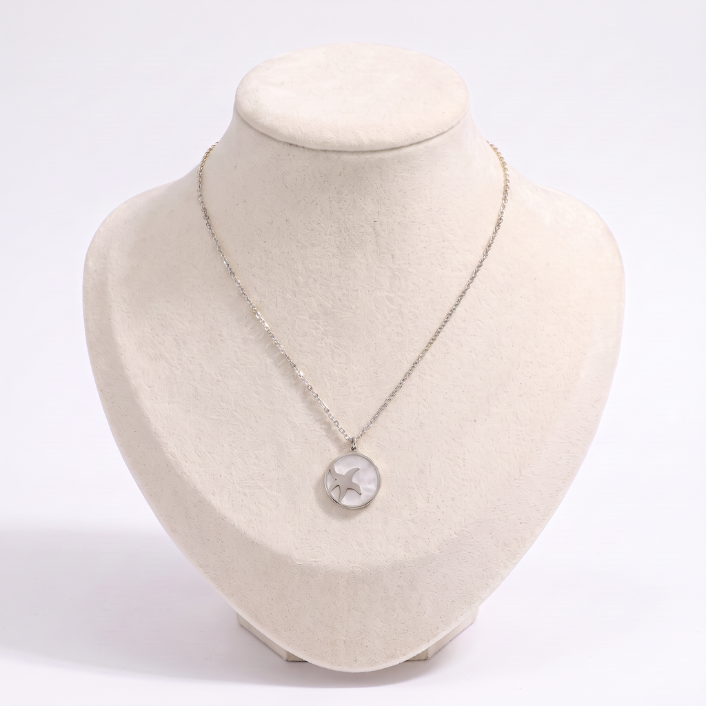 Collier étoile de mer et coquillage à médaillon, vue de face, argenté