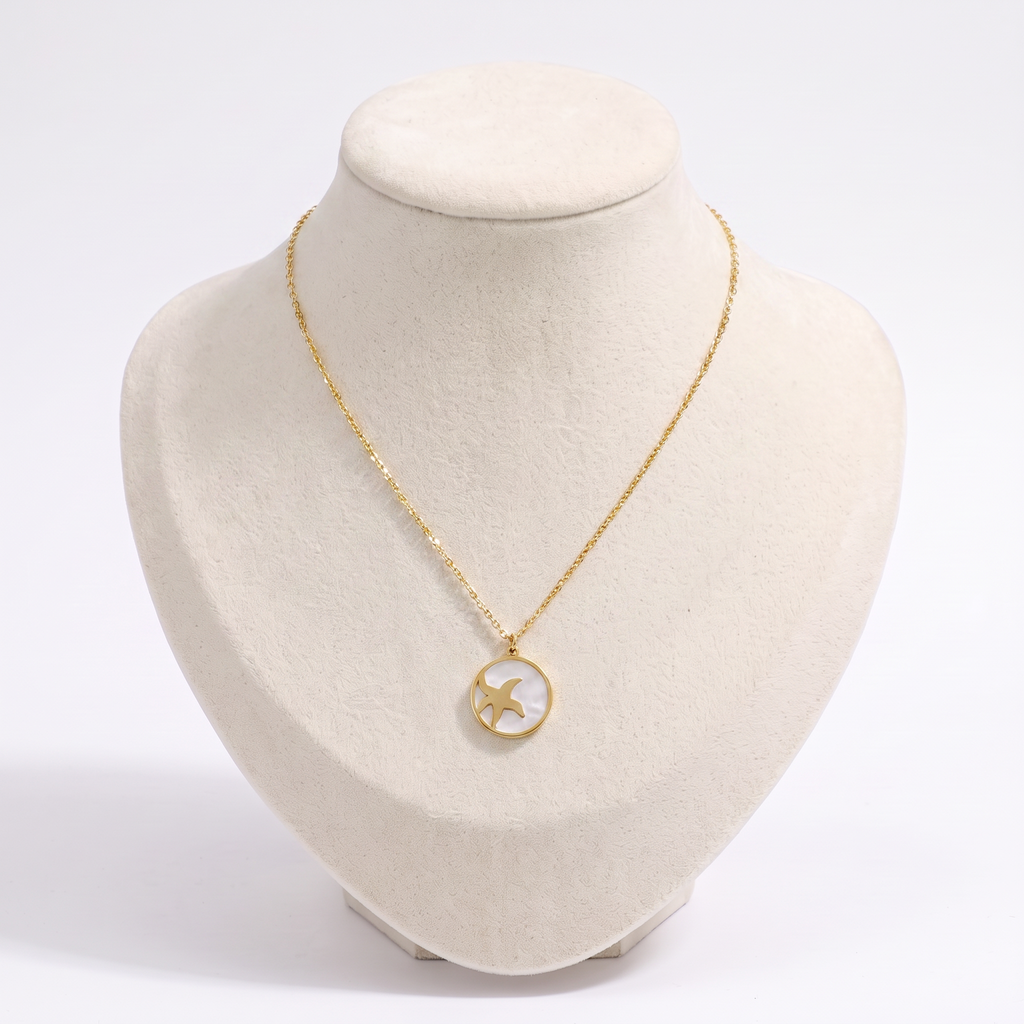 Collier étoile de mer et coquillage à médaillon, vue de face, doré