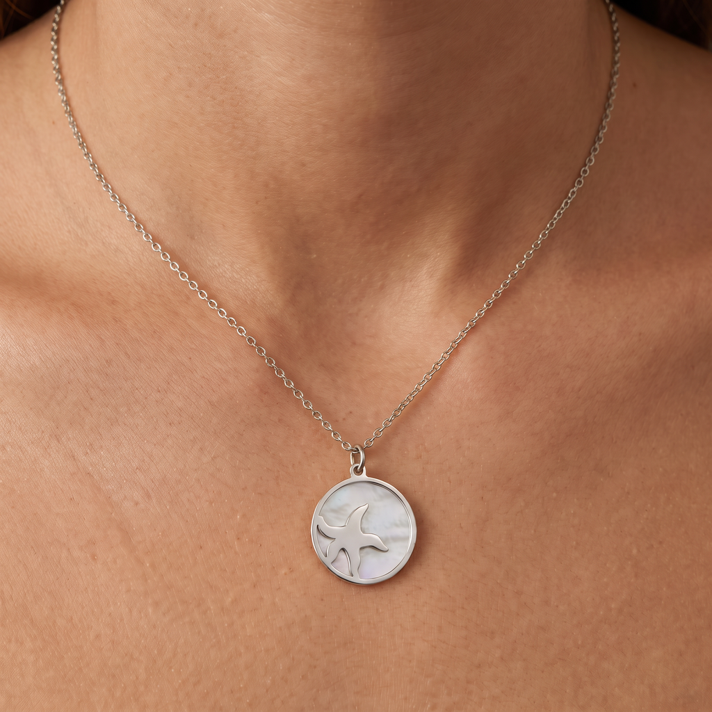 Collier étoile de mer et coquillage à médaillon, porté, argenté