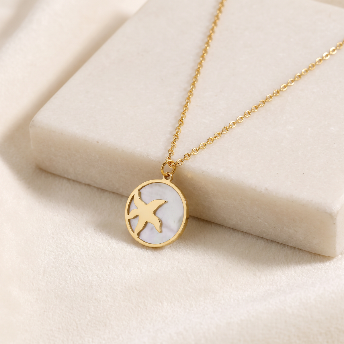 Collier étoile de mer et coquillage à médaillon — Doré