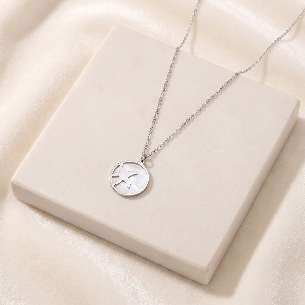 Collier étoile de mer et coquillage à médaillon — Argenté