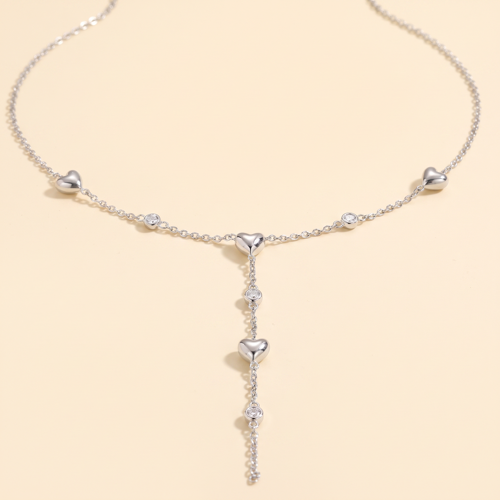 Collier cœur à strass en Y, détail du motif, argenté