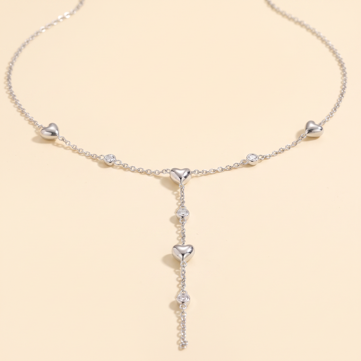 Collier cœur à strass en Y, détail du motif, argenté