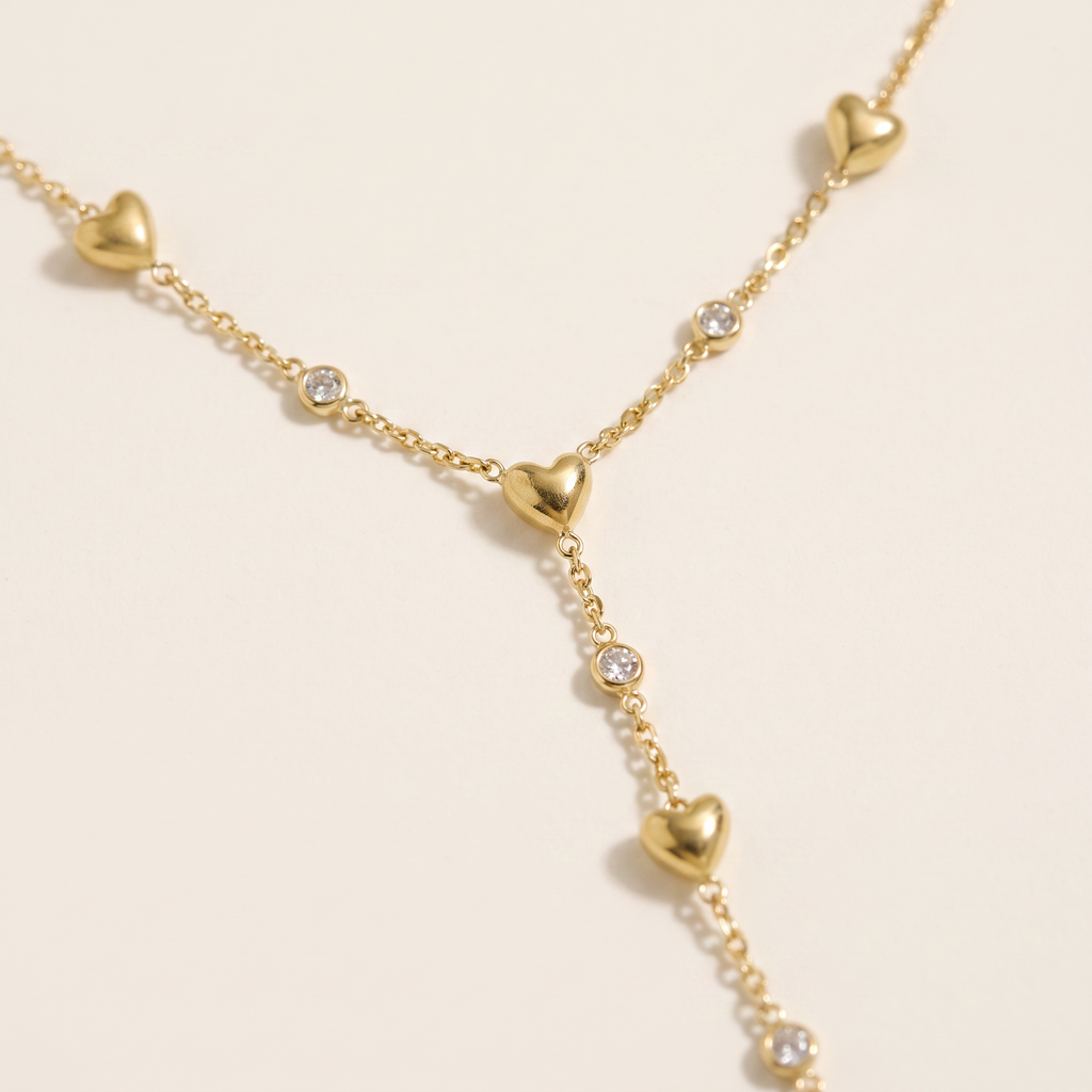 Collier cœur à strass en Y, détail du motif, doré