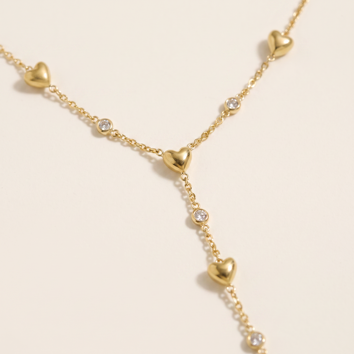 Collier cœur à strass en Y, détail du motif, doré