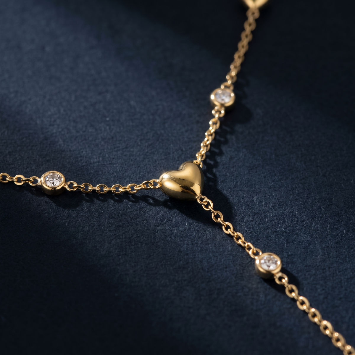 Collier cœur à strass en Y, motif en gros plan