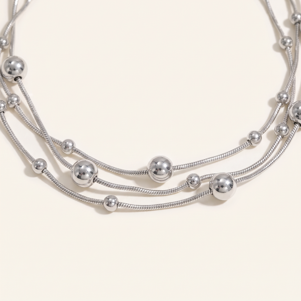 Collier serpent à boules en multirang, détail du motif, argenté