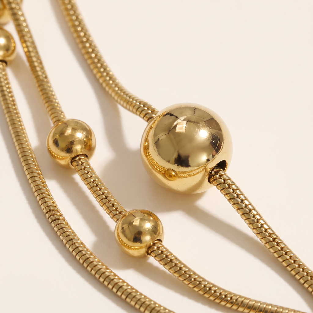 Collier serpent à boules en multirang, détail du motif, doré