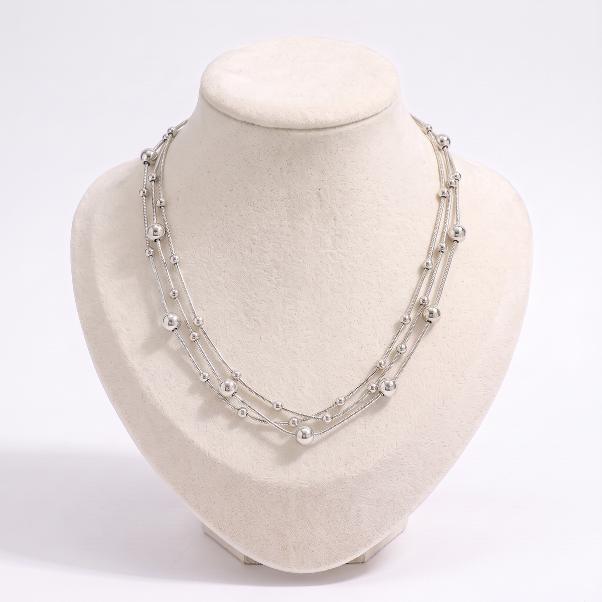 Collier serpent à boules en multirang, vue de face, argenté