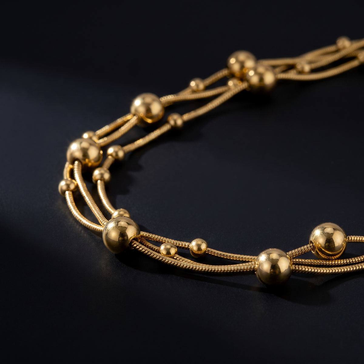 Collier serpent à boules en multirang, motif en gros plan