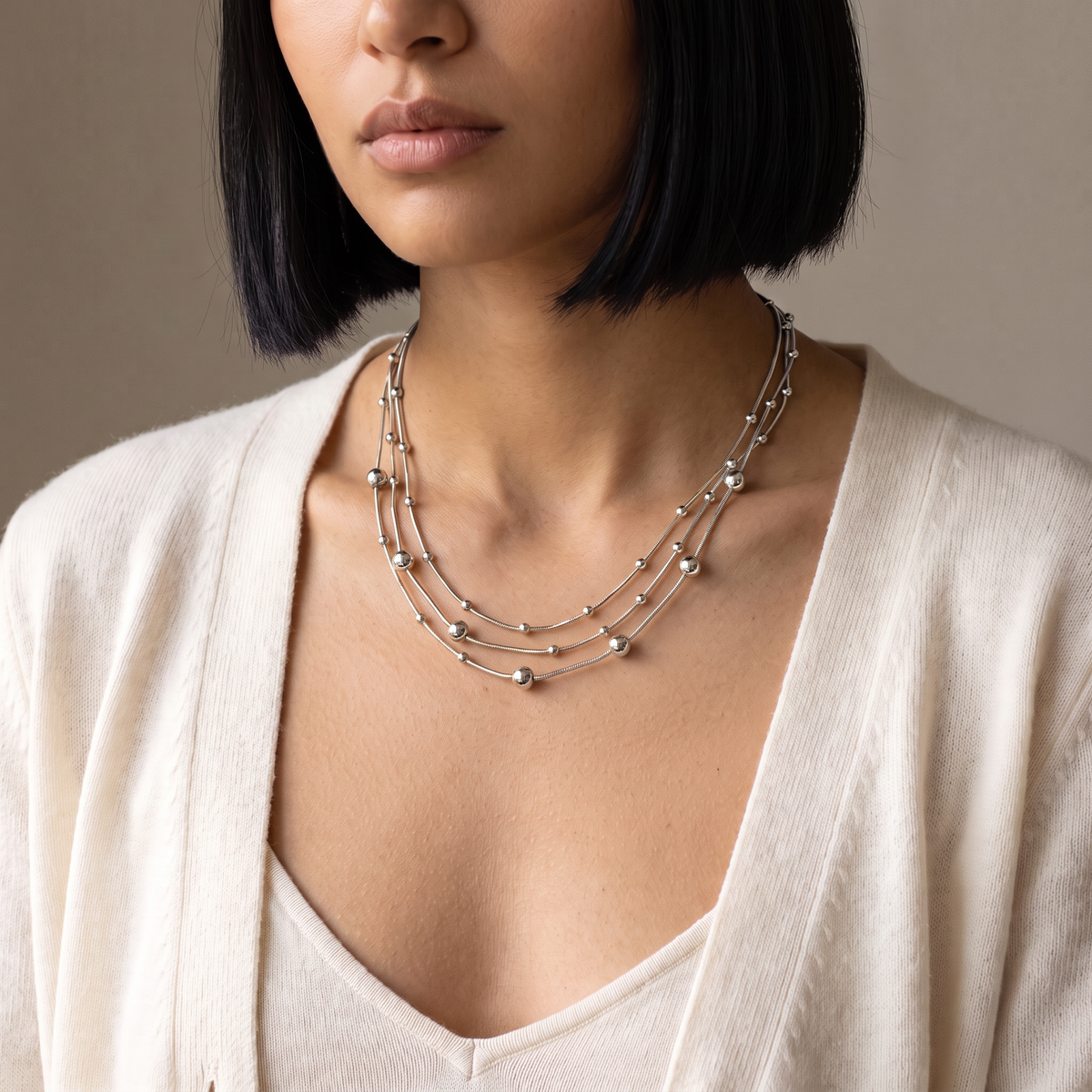 Collier serpent à boules en multirang, porté mi-corps, argenté