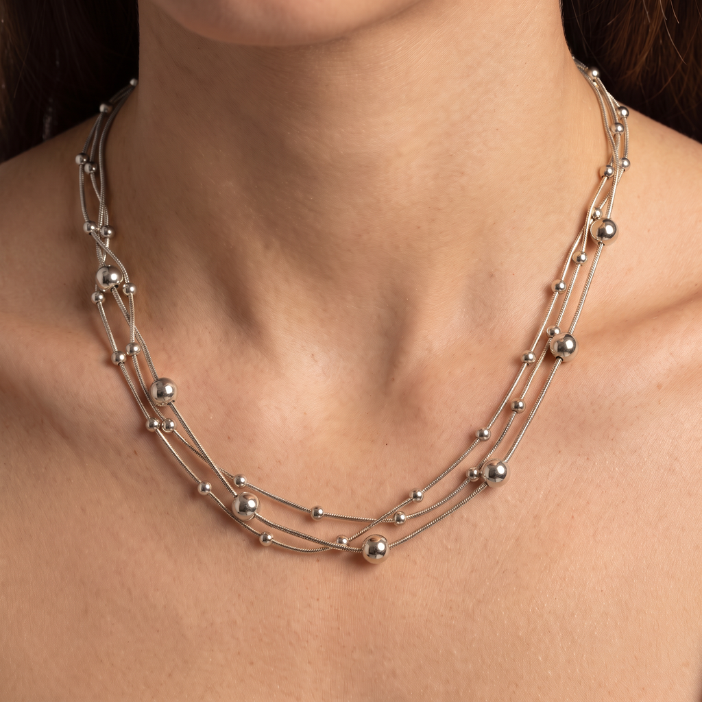 Collier serpent à boules en multirang, porté, argenté