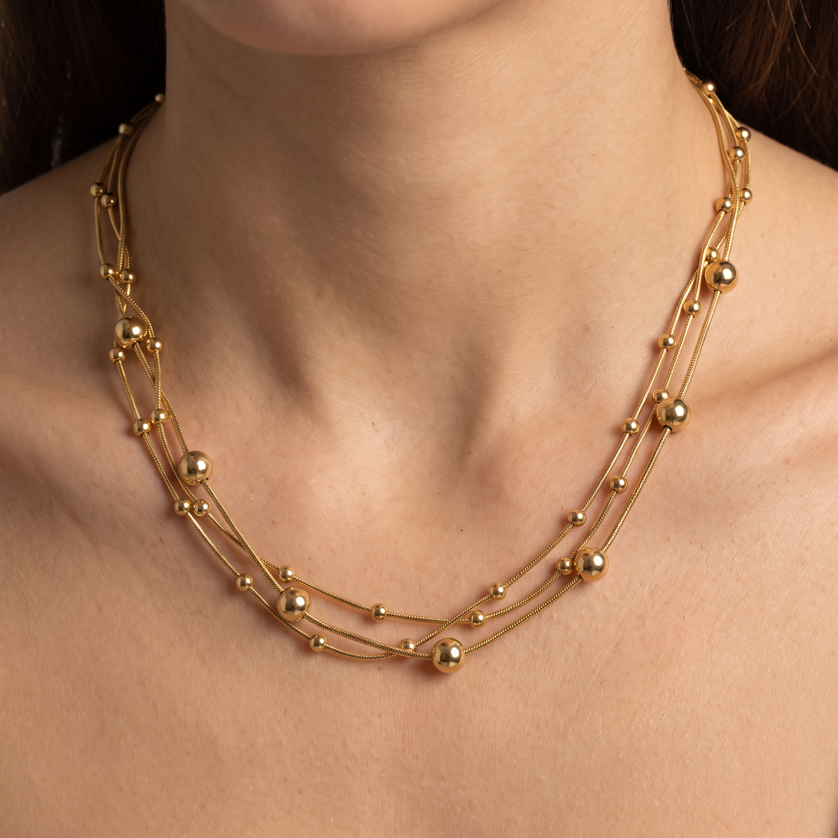 Collier serpent à boules en multirang, porté, doré