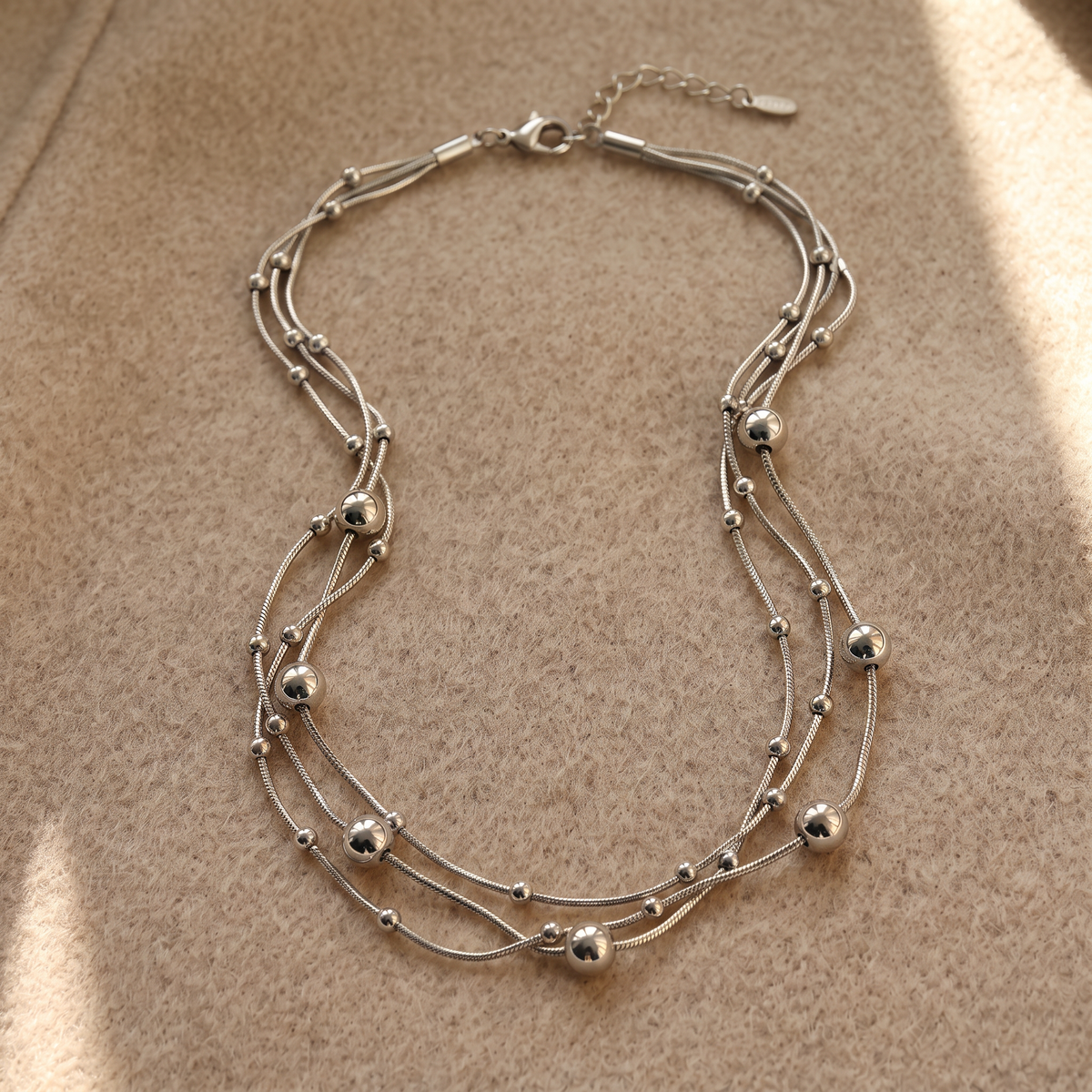 Collier serpent à boules en multirang, porté en tenue, argenté