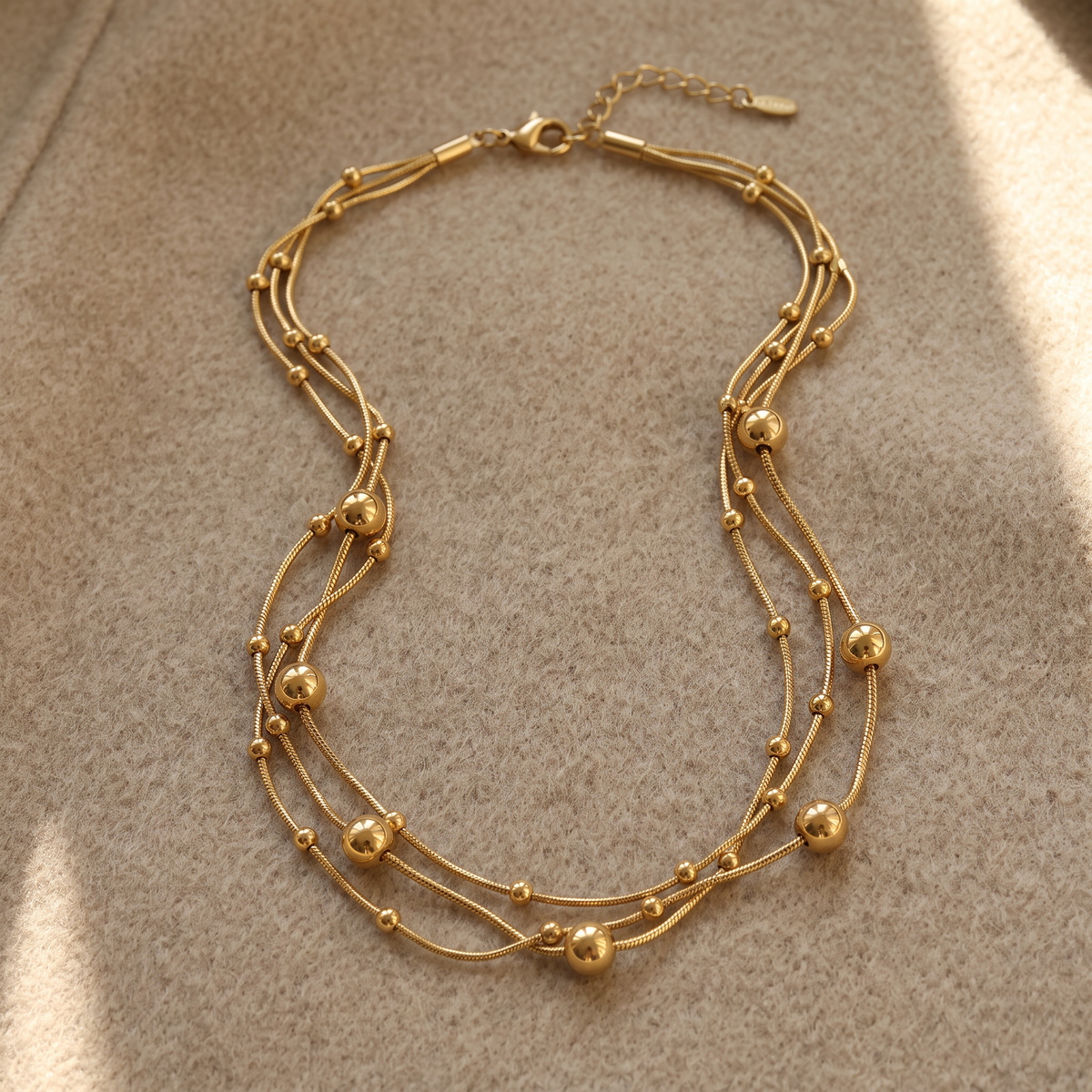 Collier serpent à boules en multirang, porté en tenue, doré