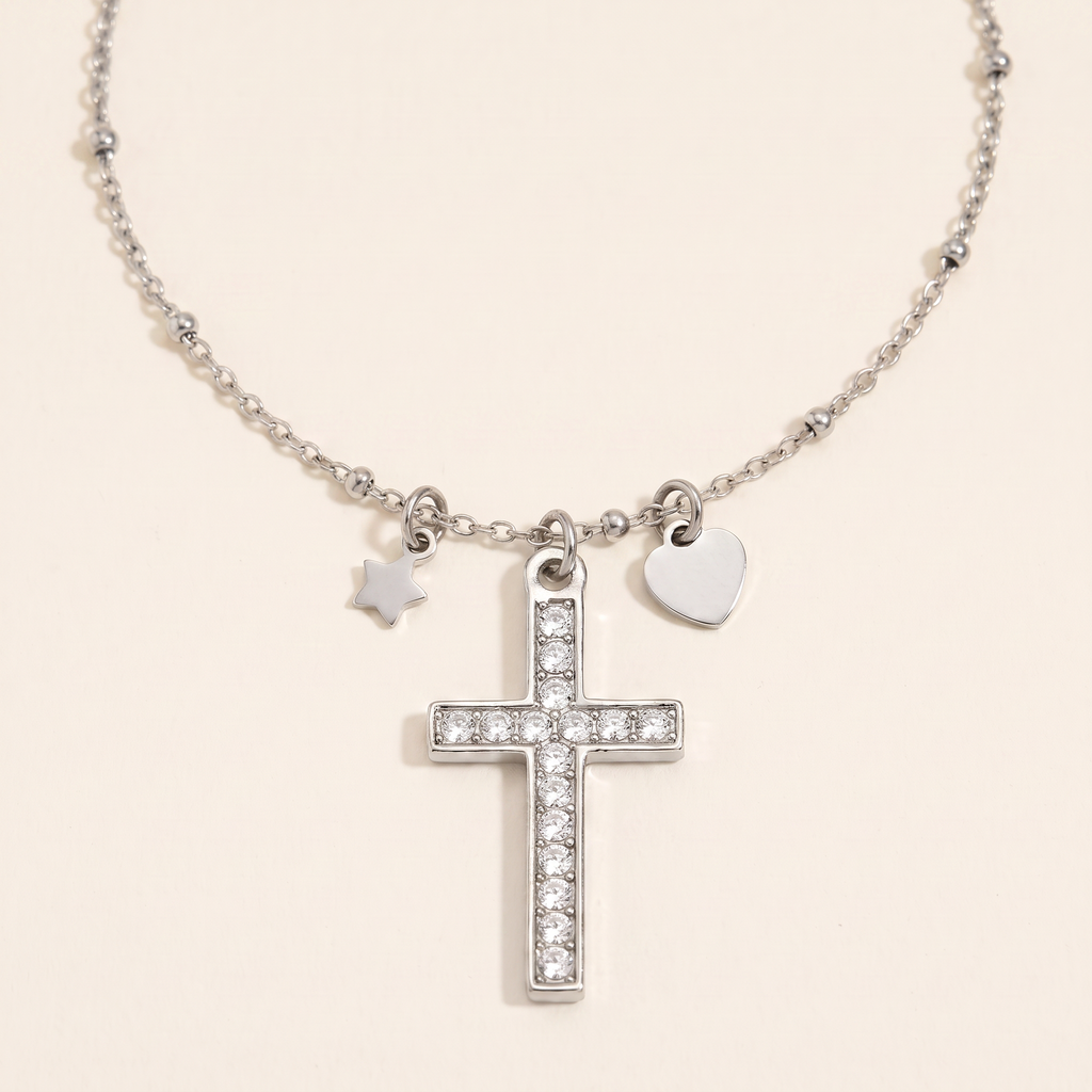 Collier croix, cœur et étoile à strass, détail du motif, argenté