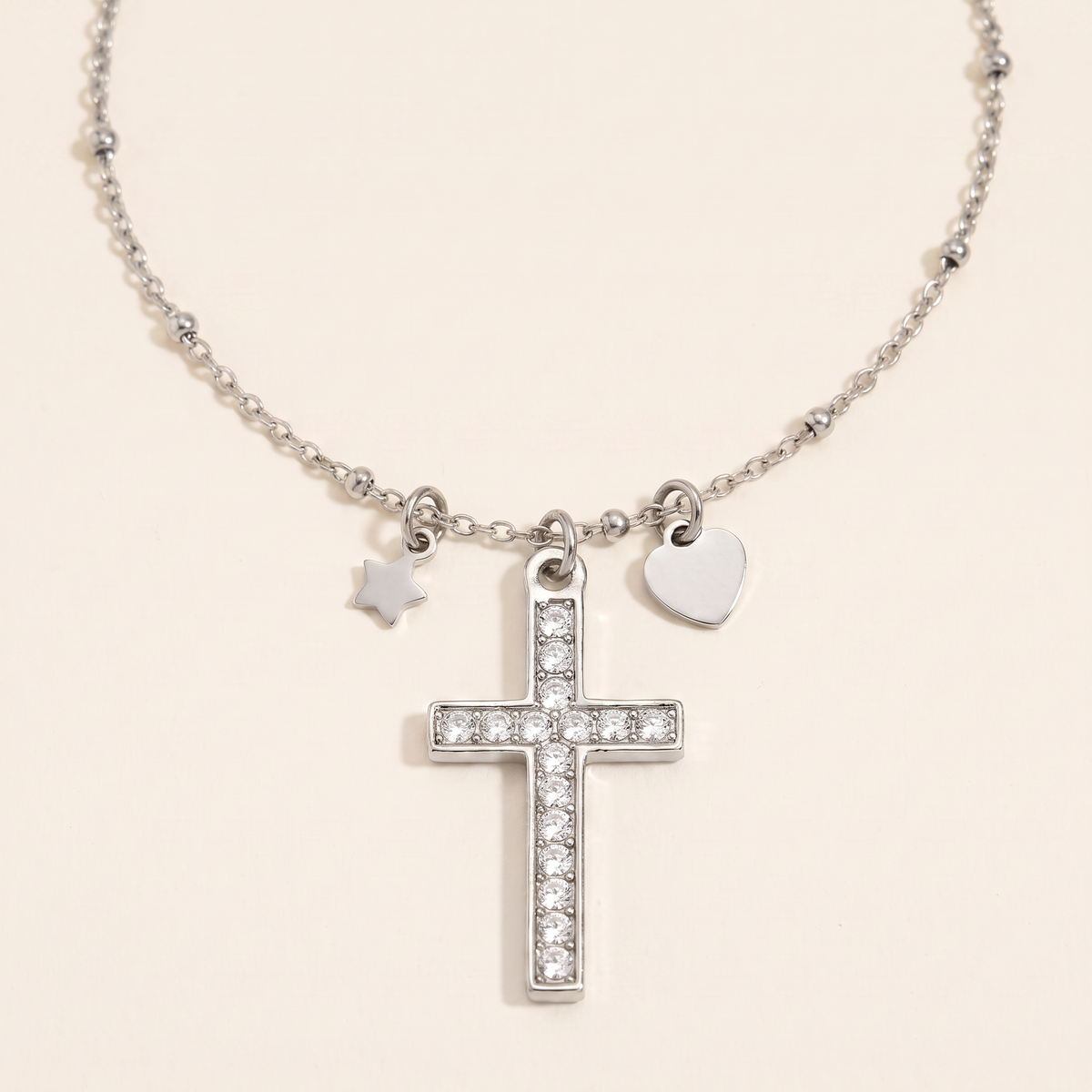 Collier croix, cœur et étoile à strass, détail du motif, argenté