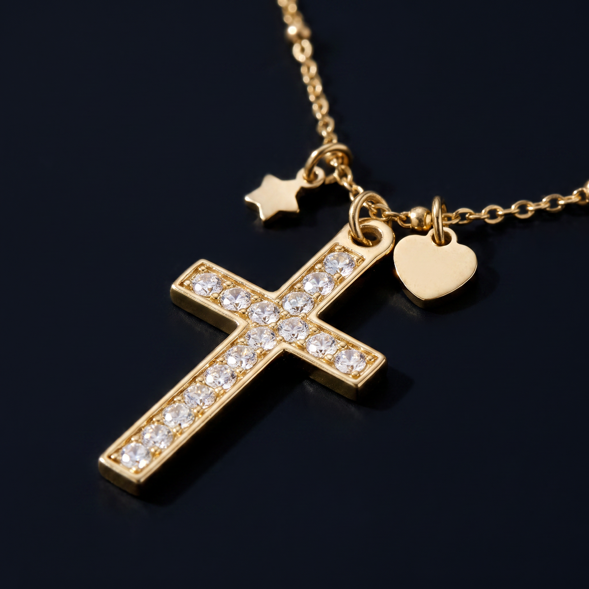 Collier croix, cœur et étoile à strass, motif en gros plan