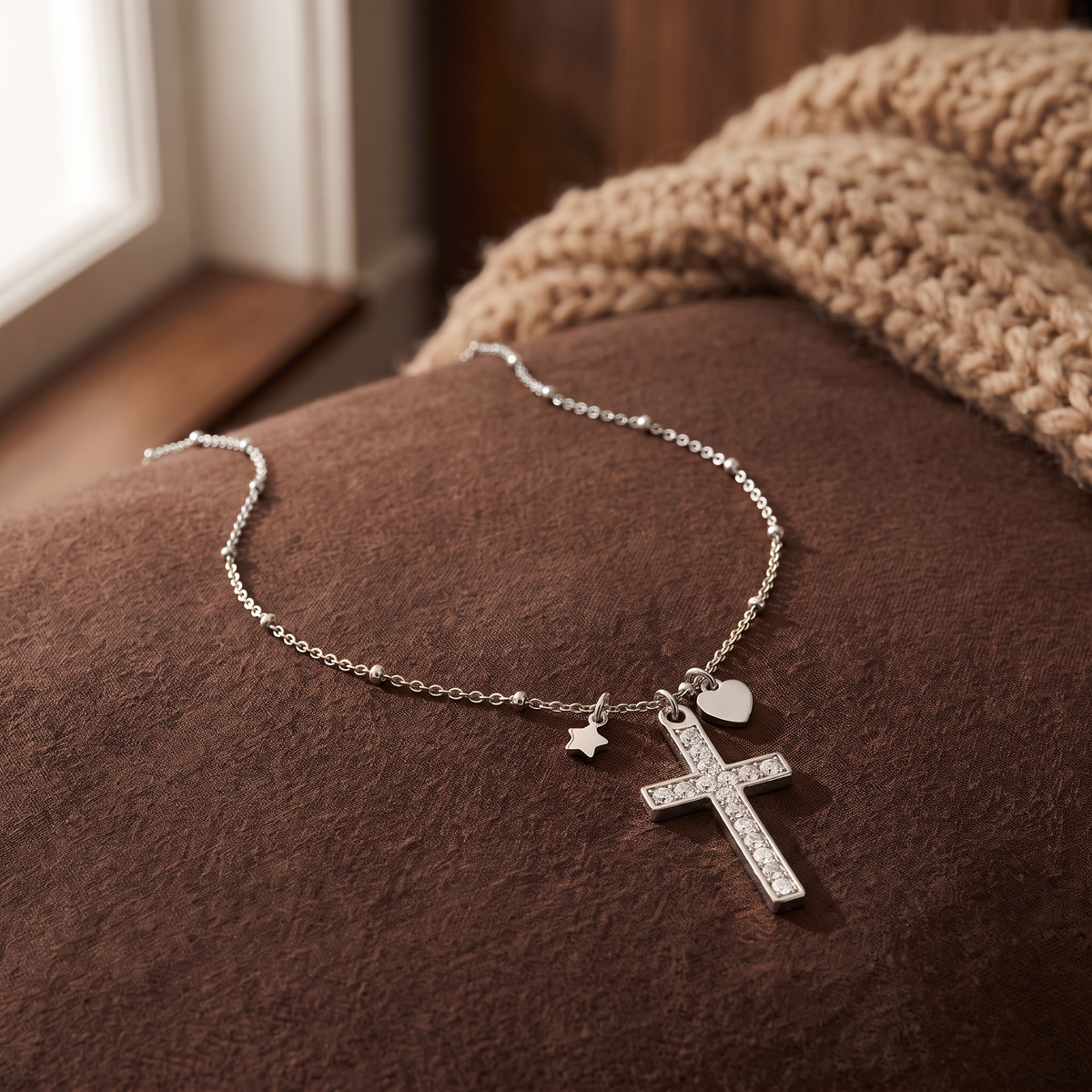 Collier croix, cœur et étoile à strass, porté en tenue, argenté