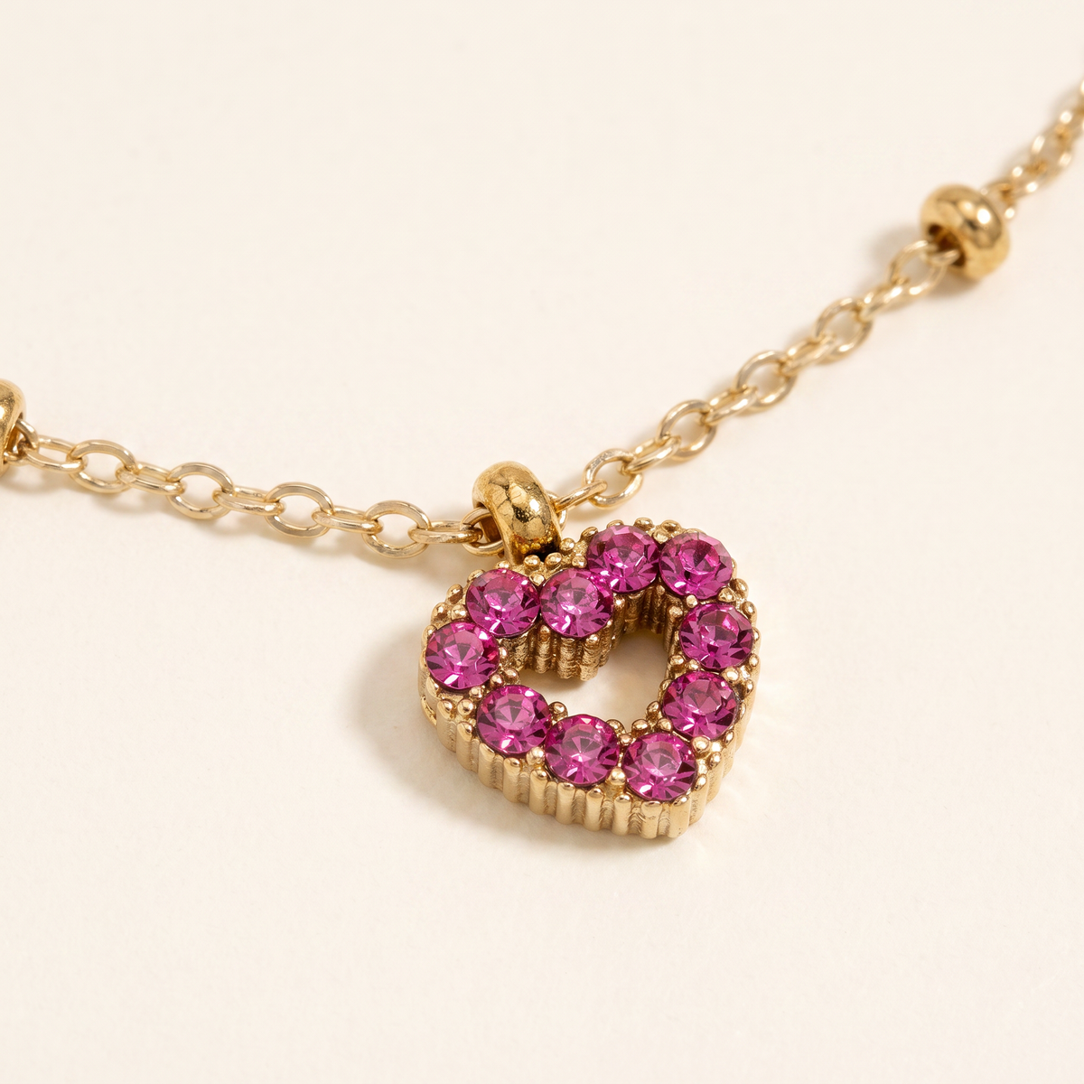 Collier cœur à strass rose, détail du motif