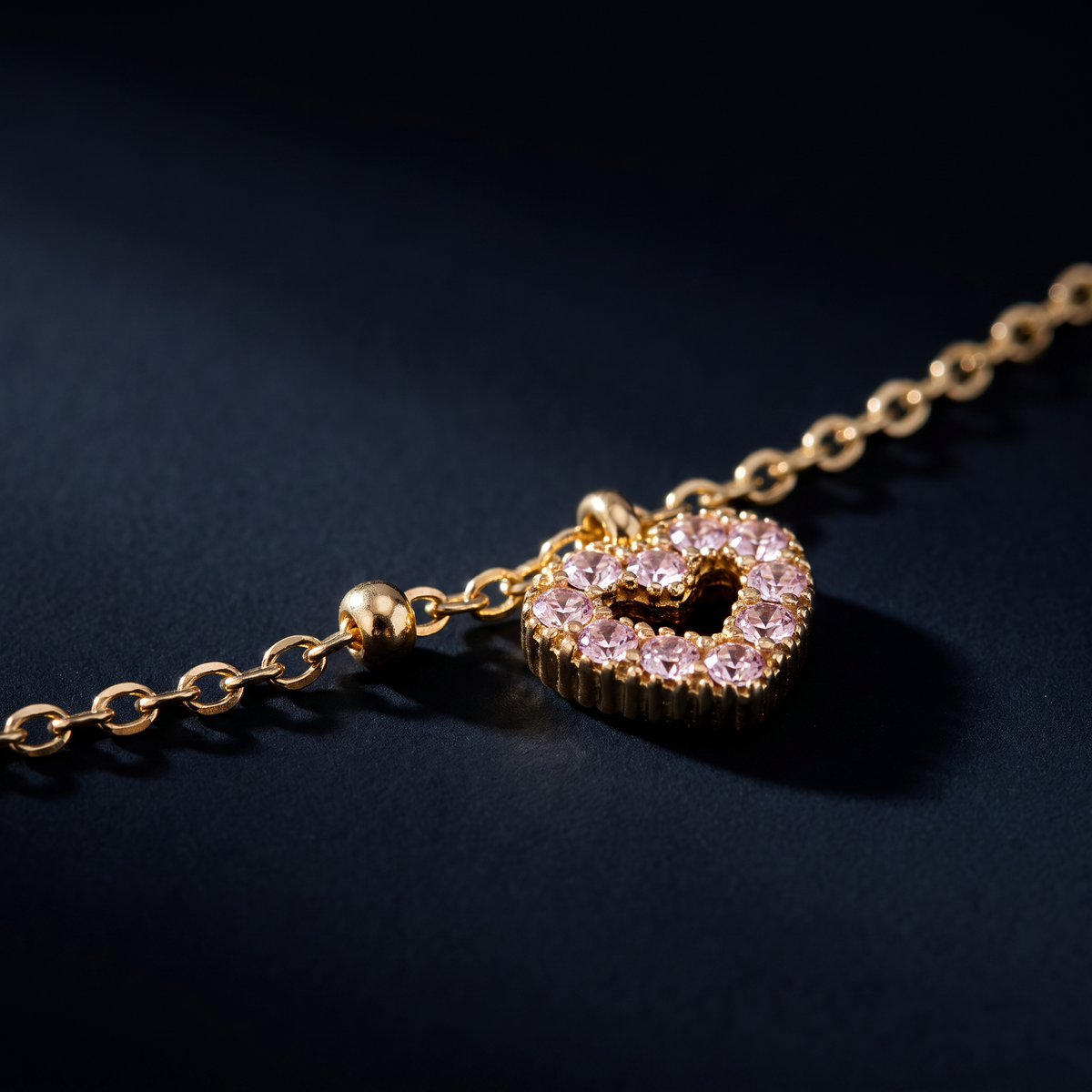 Collier cœur à strass rose, motif en gros plan