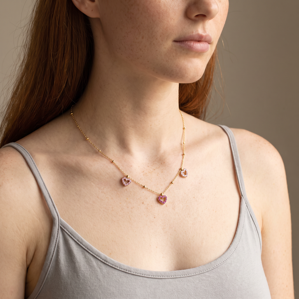 Collier cœur à strass rose, porté mi-corps