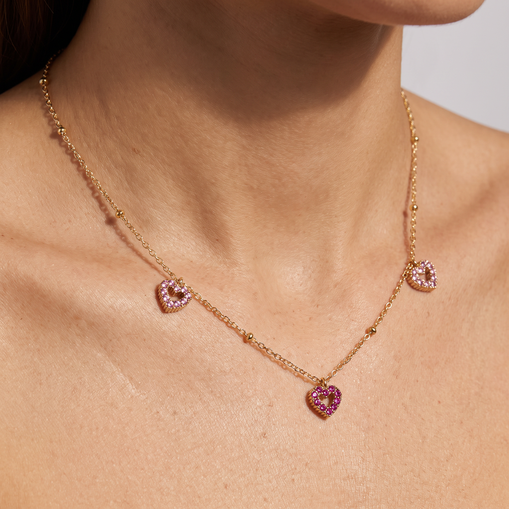 Collier cœur à strass rose, porté