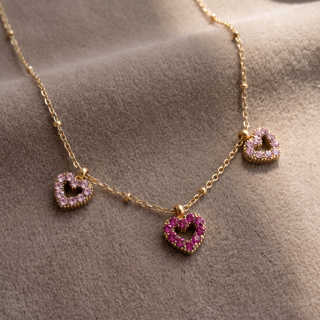 Collier cœur à strass rose, porté en tenue