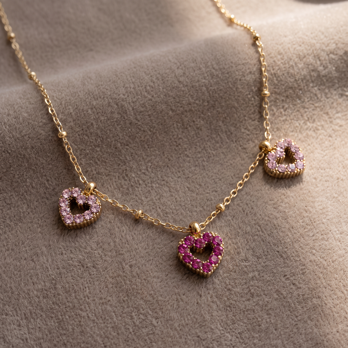 Collier cœur à strass rose, porté en tenue