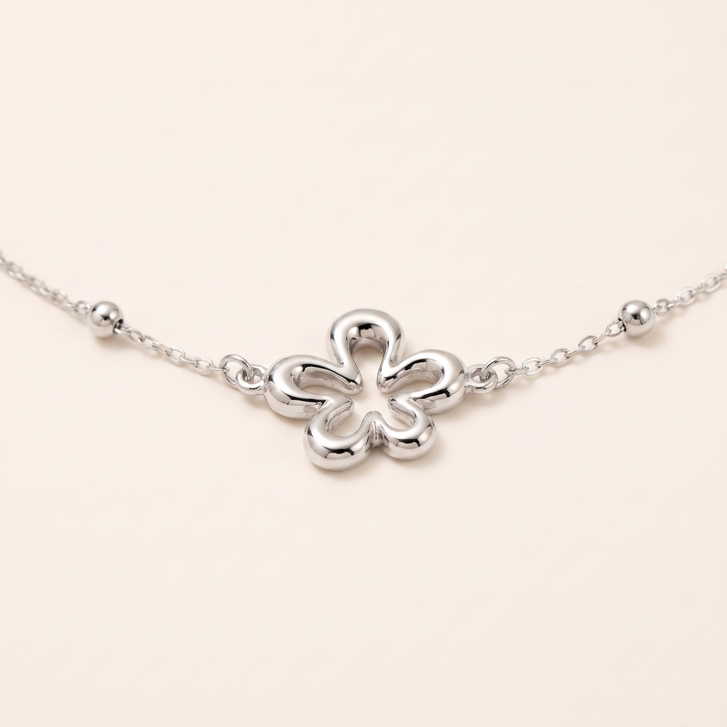 Collier charms fleur à motif ajouré, détail du motif, argenté