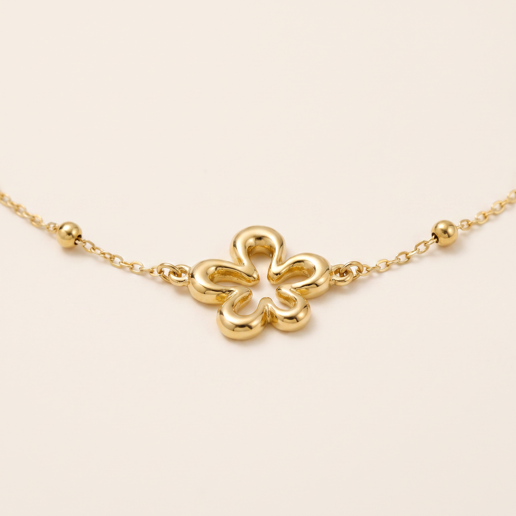 Collier charms fleur à motif ajouré, détail du motif, doré