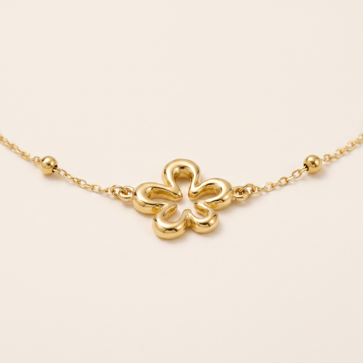 Collier charms fleur à motif ajouré, détail du motif, doré