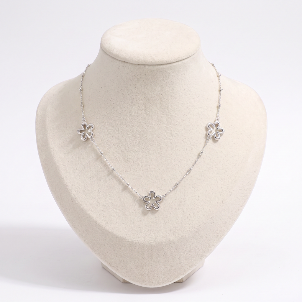 Collier charms fleur à motif ajouré, vue de face, argenté