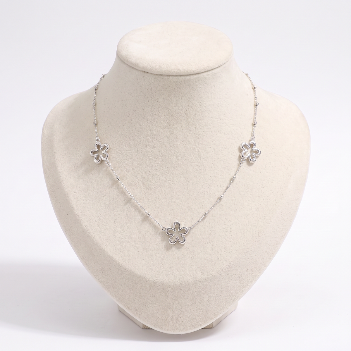 Collier charms fleur à motif ajouré, vue de face, argenté