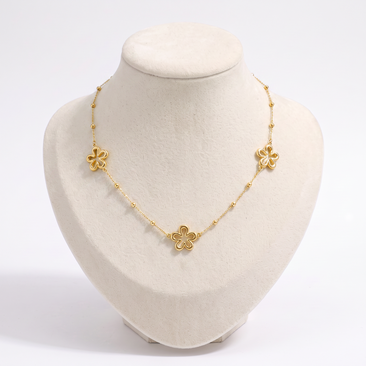 Collier charms fleur à motif ajouré, vue de face, doré