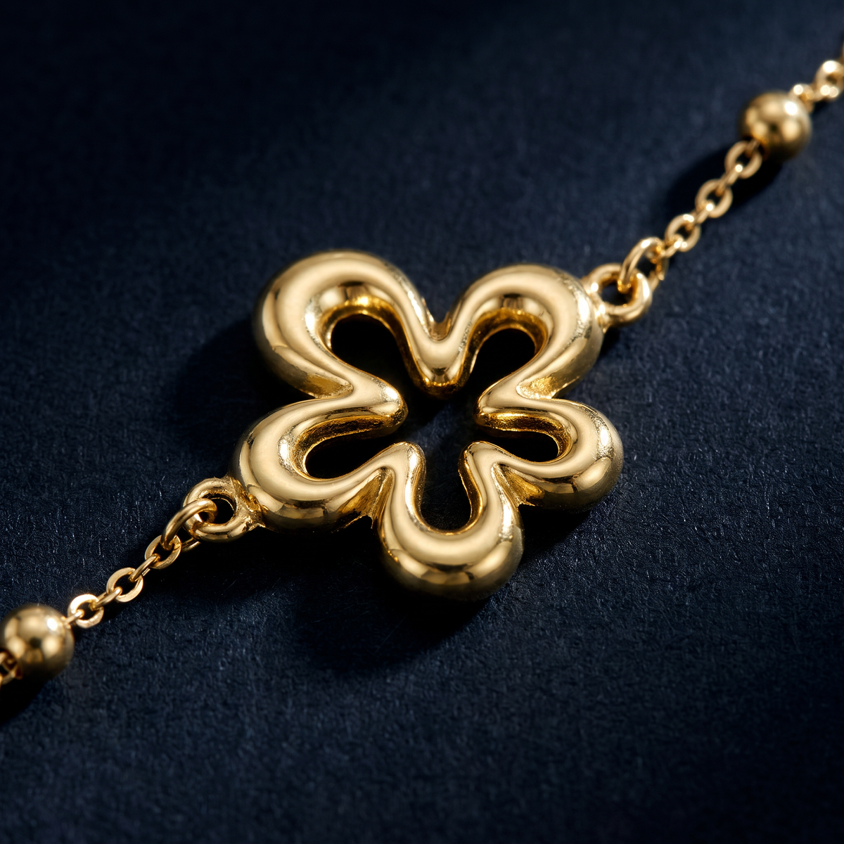 Collier charms fleur à motif ajouré, motif en gros plan