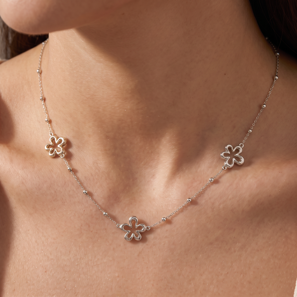 Collier charms fleur à motif ajouré, porté, argenté