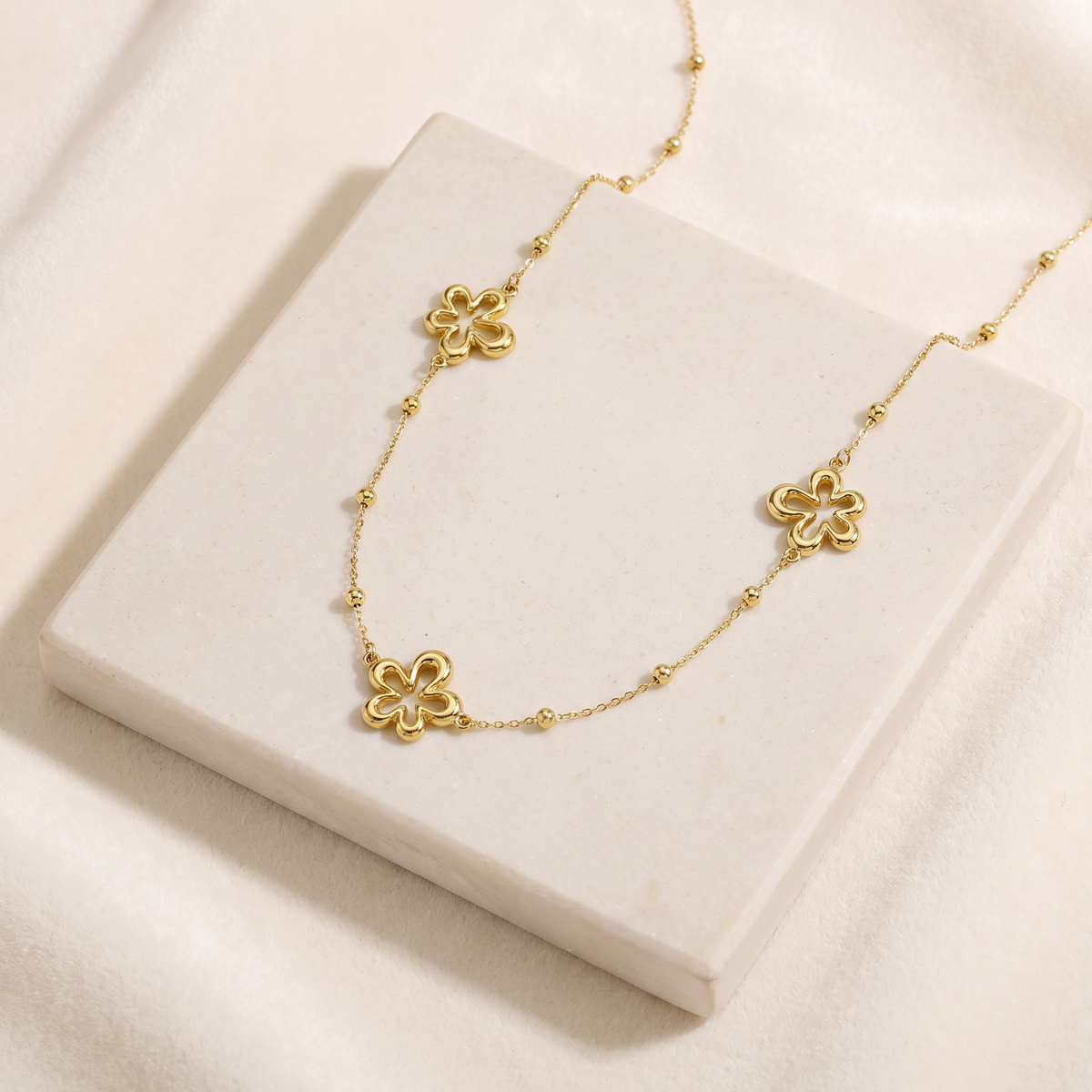 Collier charms fleur à motif ajouré — Doré