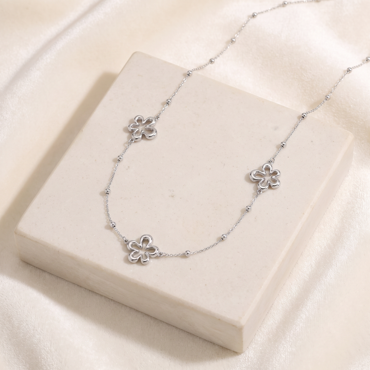 Collier charms fleur à motif ajouré — Argenté