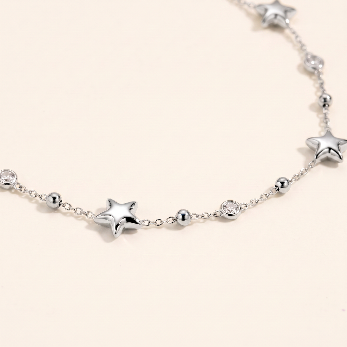 Collier étoile à strass sur chaîne, détail du motif, argenté