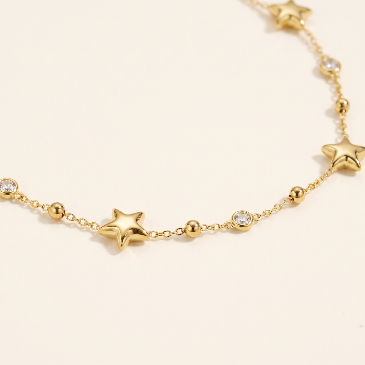Collier étoile à strass sur chaîne, détail du motif, doré