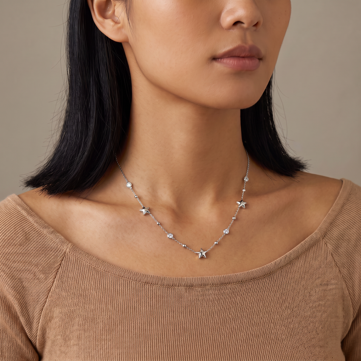Collier étoile à strass sur chaîne, porté mi-corps, argenté