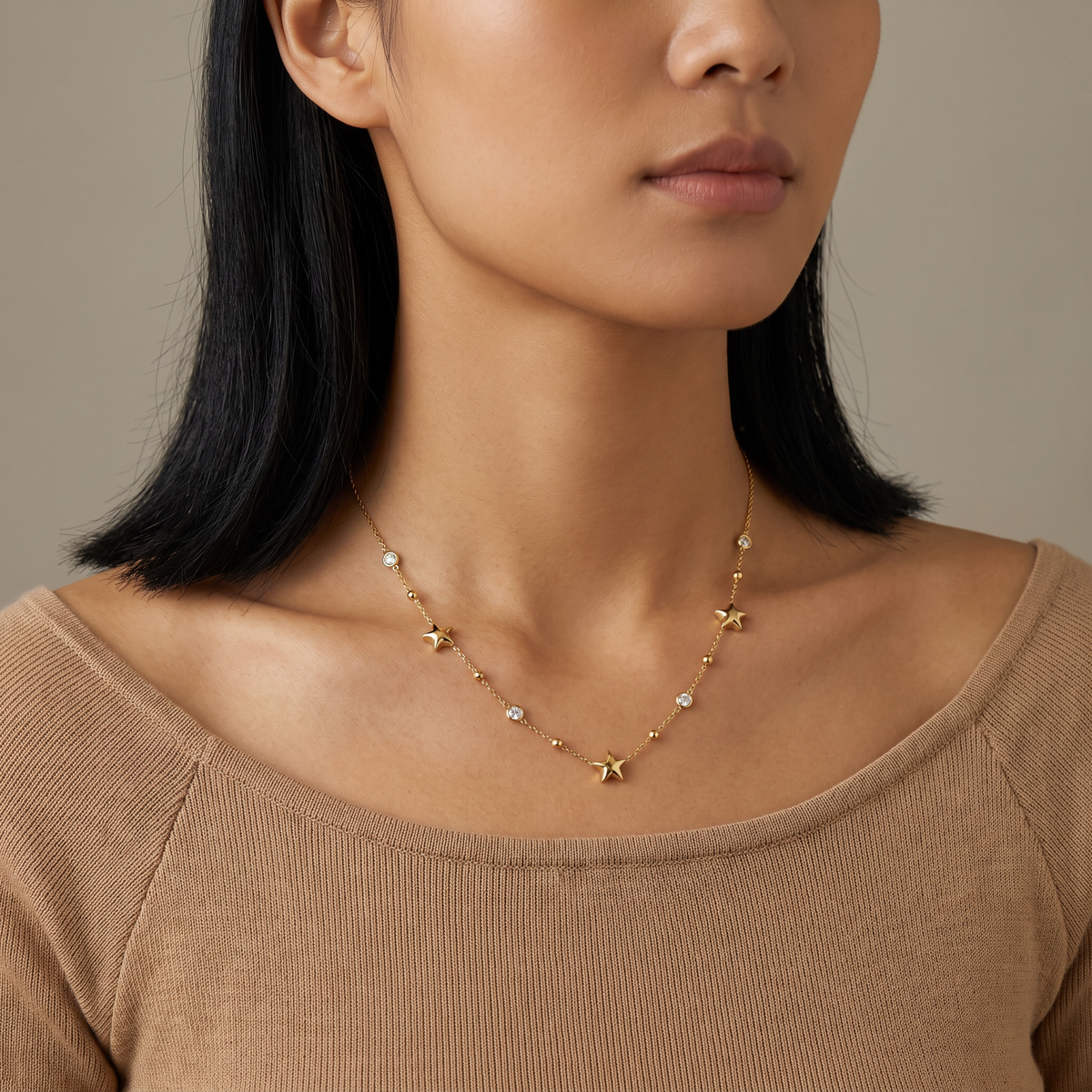 Collier étoile à strass sur chaîne, porté mi-corps, doré